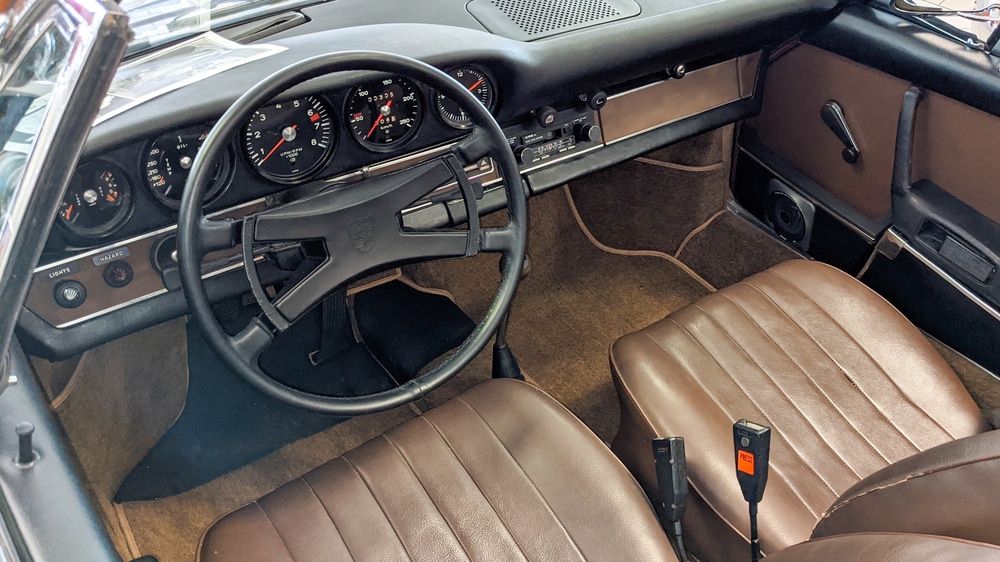 intérieur voiture de collection