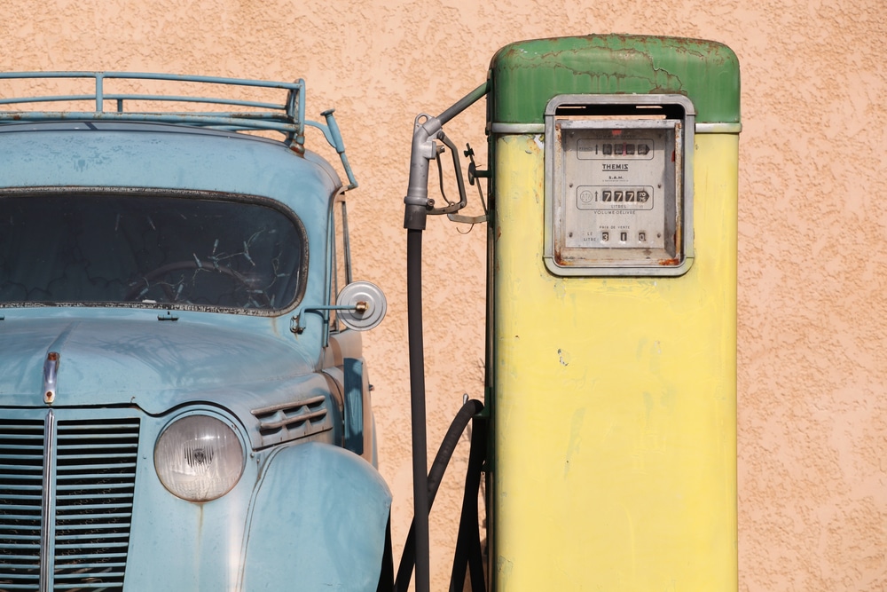 pompe essence avec voiture de collection