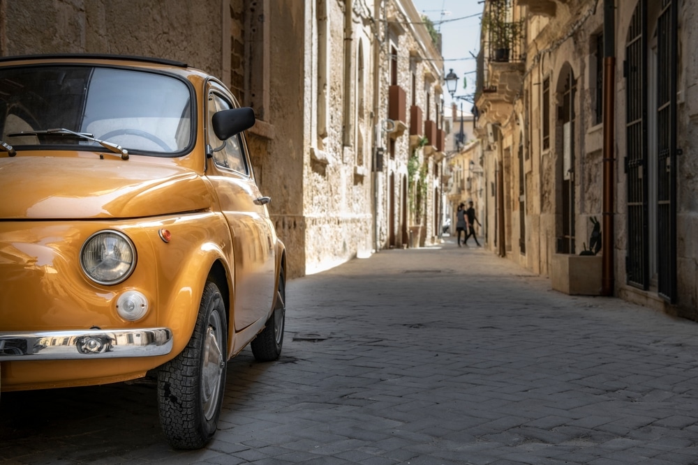 voiture de collection jaune